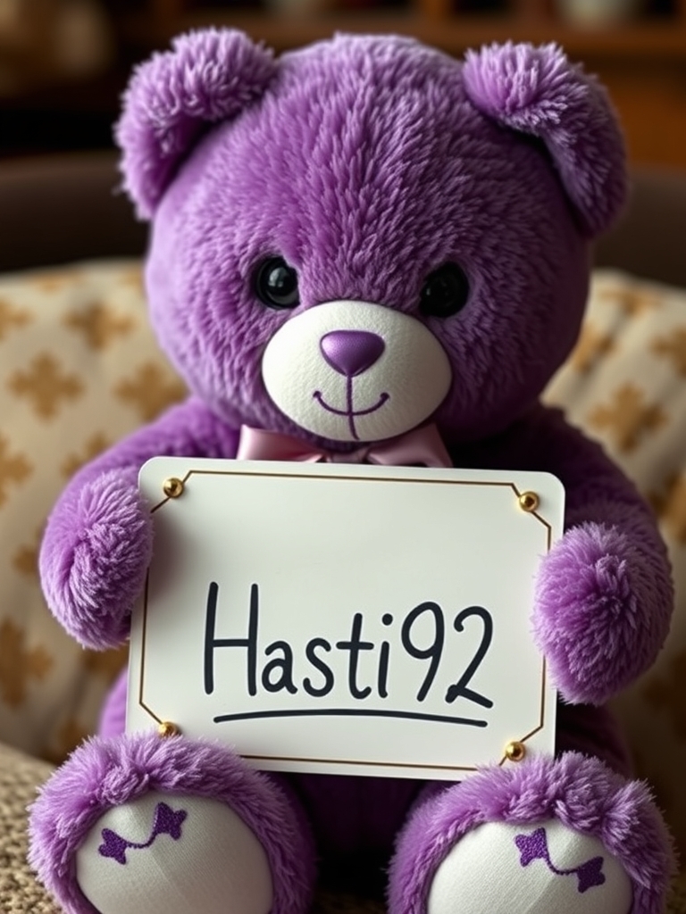 یک کرومی بنفش مخملی که در دستش تابلویی هست که روش نوشته بود Hasti92 20