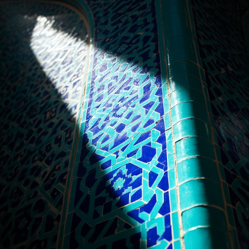 نمای نزدیکی از کاشی‌کاری‌های آبی و فیروزه‌ای مسجد شیخ لطف‌الله اصفهان، جزئیات هندسی دقیق، نور خورشید که روی کاشی‌ها می‌درخشد.1