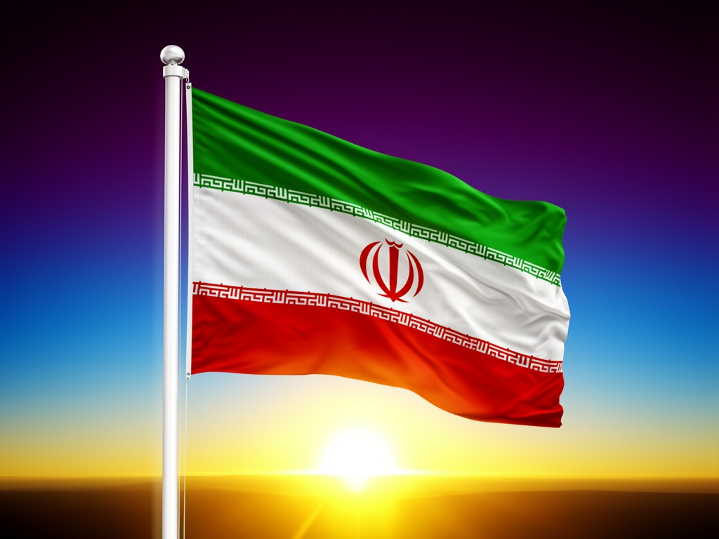 پرچم ایران با جزئیات کامل که به میله ای سفید متصل است و باد بهش میوزد. پس زمینه خورشید در حال طلوع و آسمان به رنگ بنفش تیره که به سمت خورشید مایل به آبی میشود.1